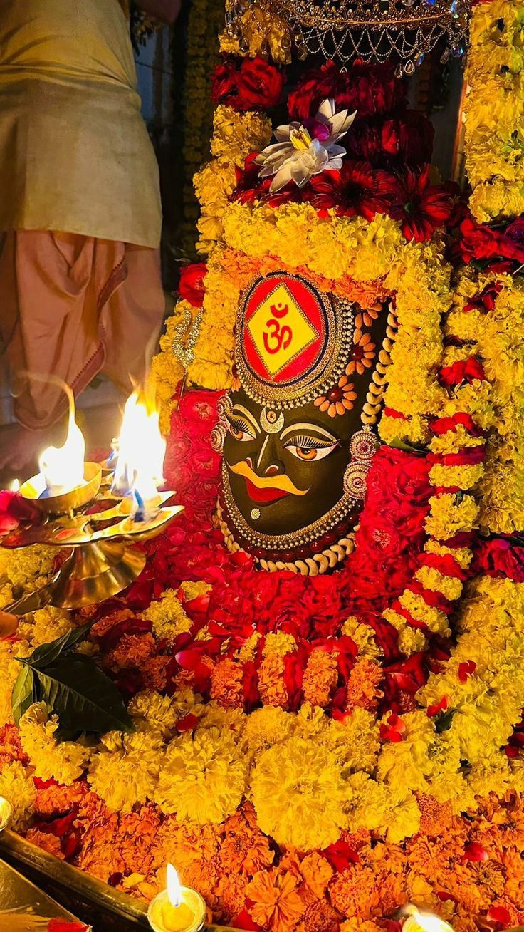 Mahakaleshwar aarti darshan with flowers and lamp flame